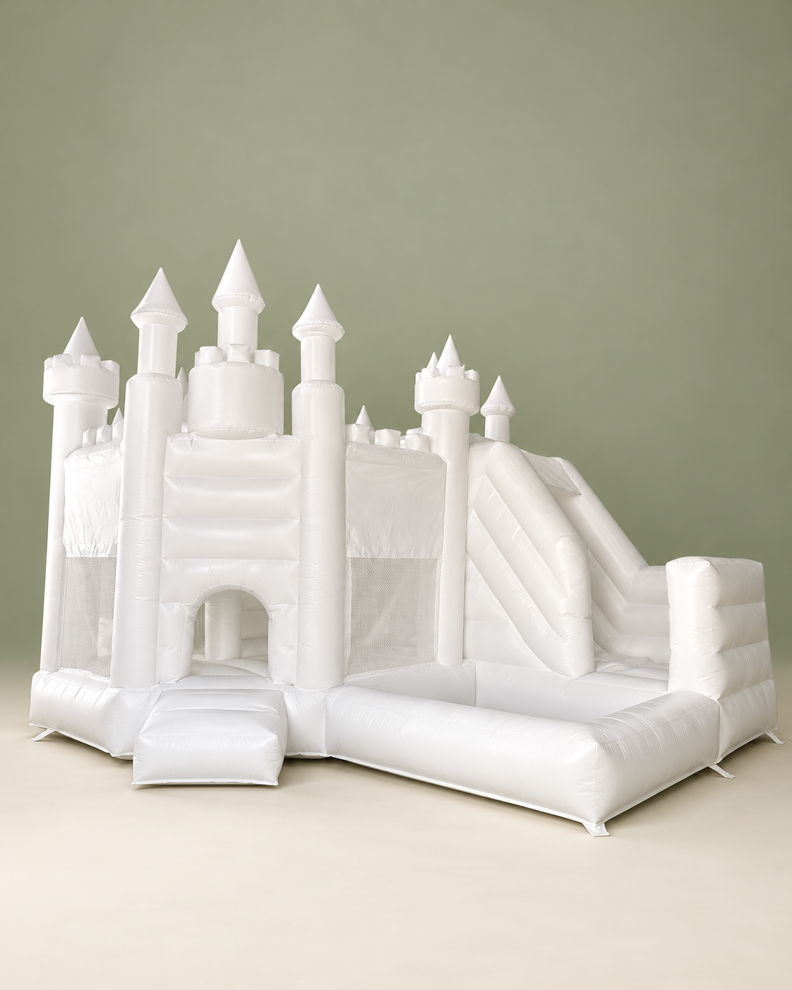 Castillo blanco con torres y tobogán sobre fondo salvia